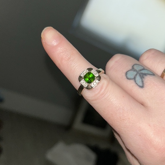 Vintage estate solid 10kt diamond and peridot ring - Picture 7 of 9